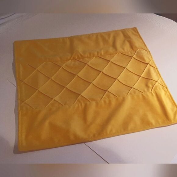 LUTANKY *BNIB* Yellow Velvet Pillow Case ** Stunning! - Picture 1 of 8